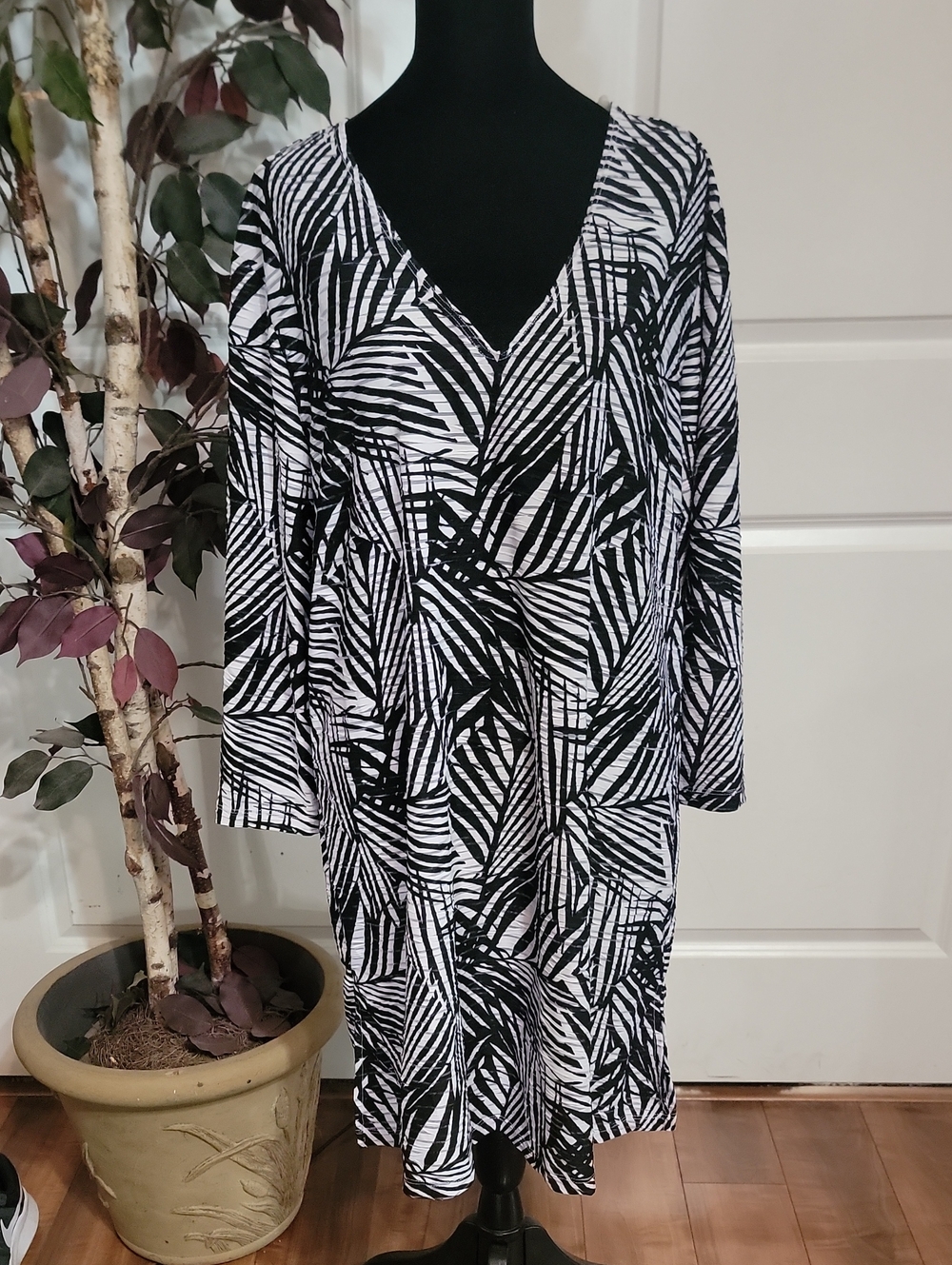 Women's Black and White Palm-Print V-Neck Tunic